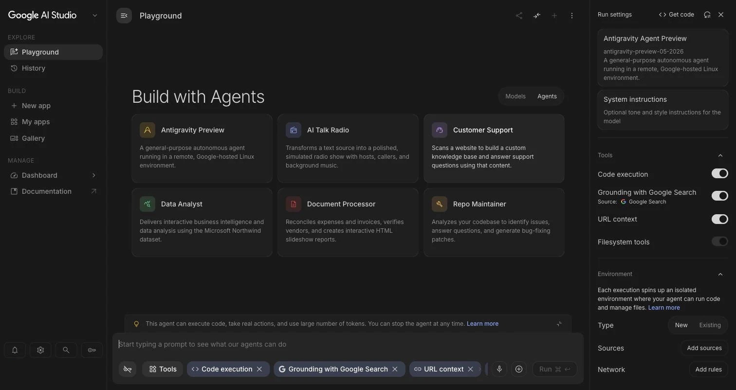 Agents-visningen i AI Studio med seks agentkort: Antigravity Preview, AI Talk Radio, Customer Support, Data Analyst, Document Processor og Repo Maintainer.